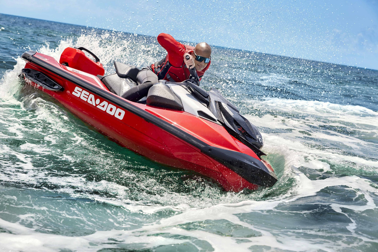 Een bestuurder maakt een snelle bocht met de 2024 Sea-Doo RXP-X 325 waterscooter 