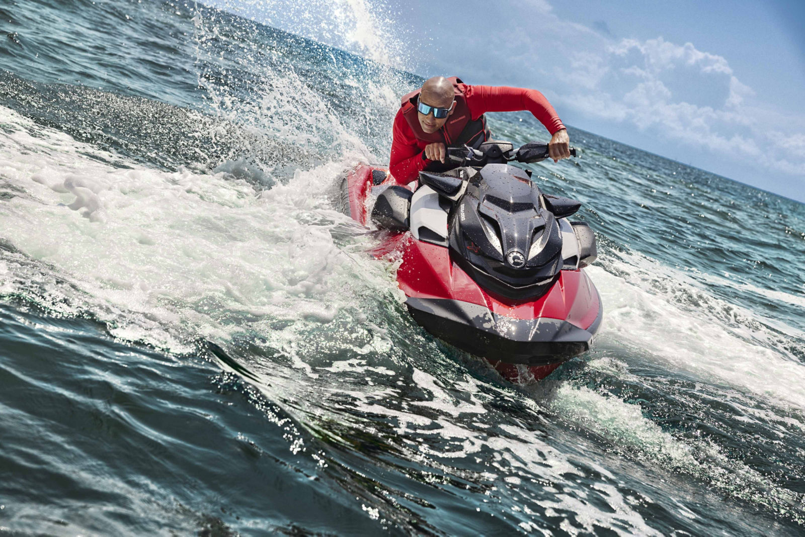 高性能のSea-Doo RXP-Xパーソナルウォータークラフトに乗っている男性