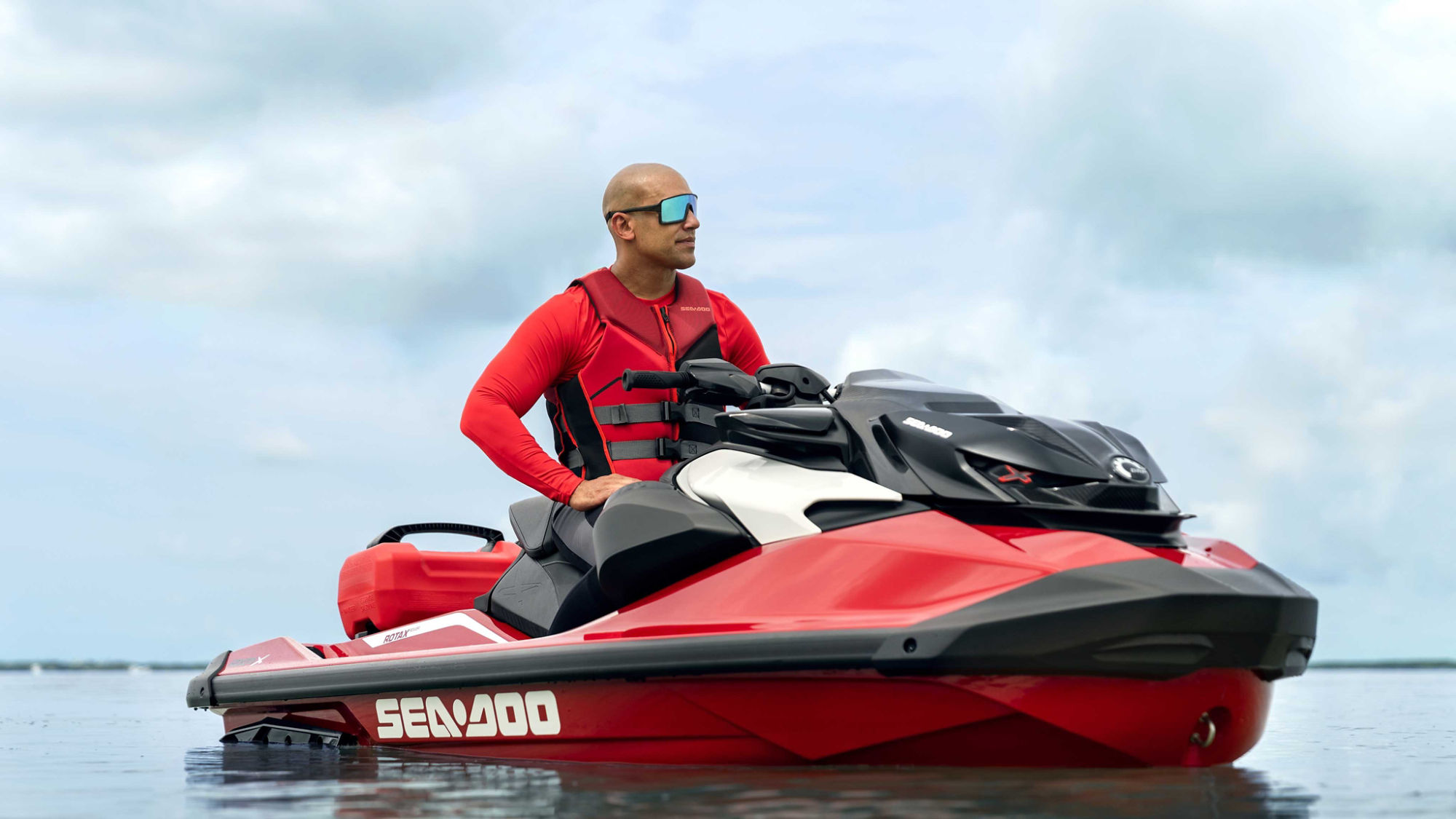 Homme portant un VFI de Sea-Doo sur sa motomarine RXP-X