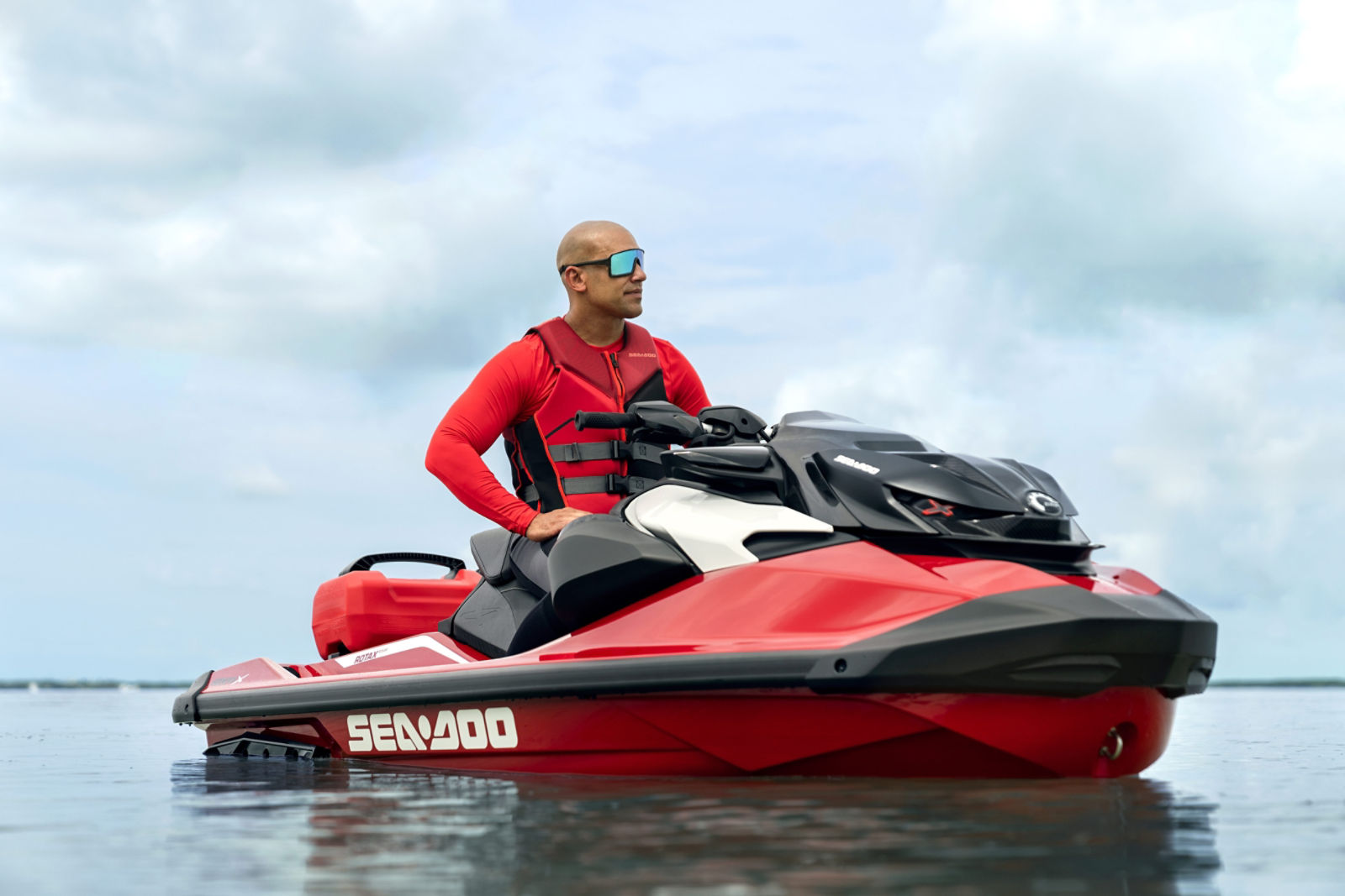 Mann sitter på en stillestående Sea-Doo RXP-X RS-vannscooter