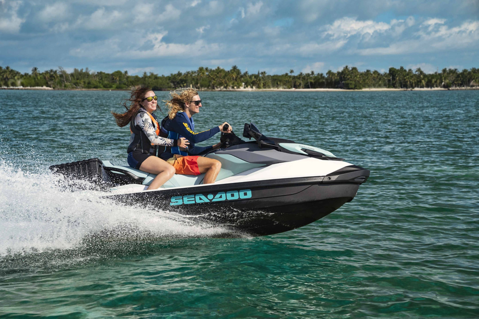 一对情侣骑着 Sea-Doo 舒享艇 GTI 130 摩托艇