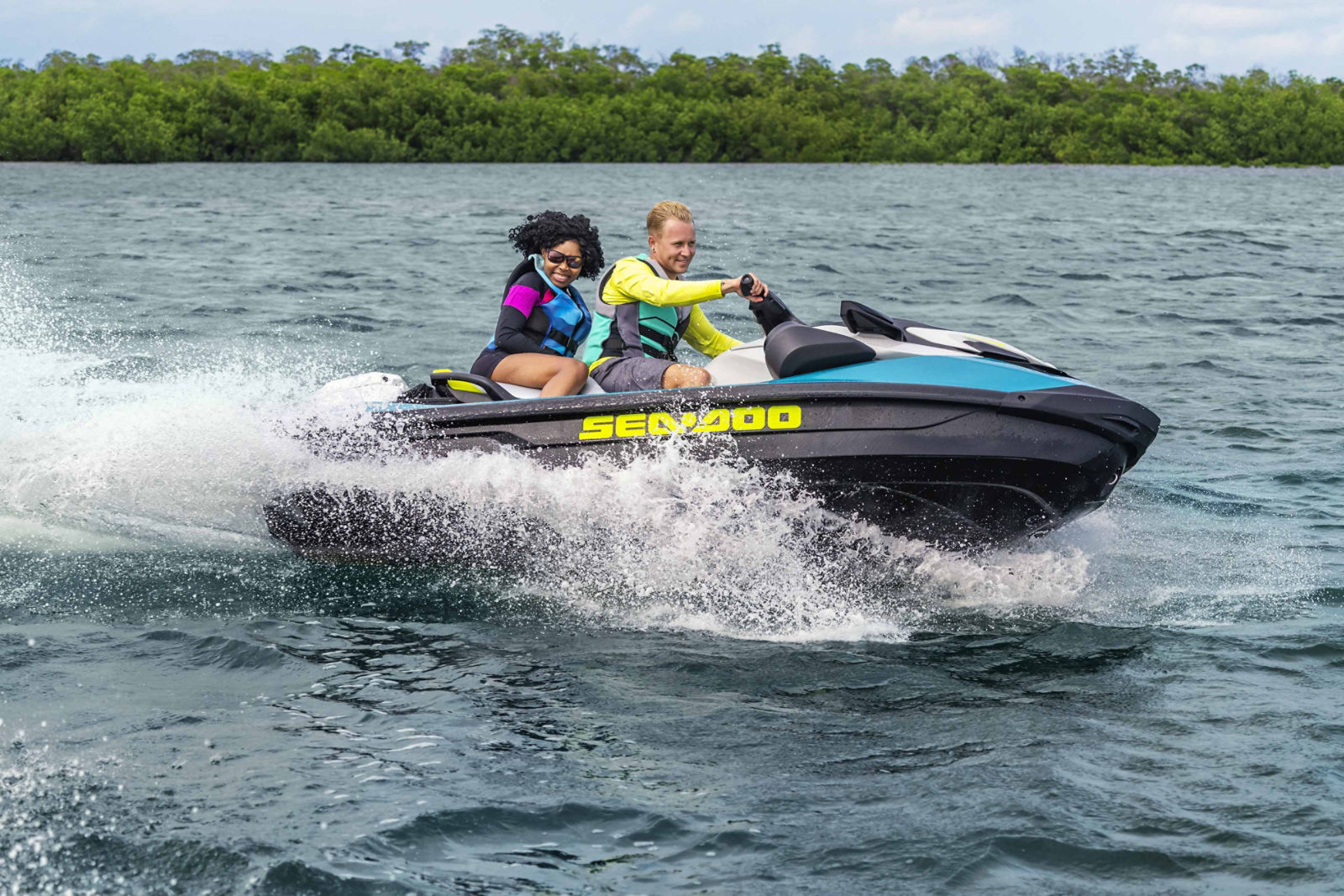 Couple sur une motomarine Sea-Doo GTI SE