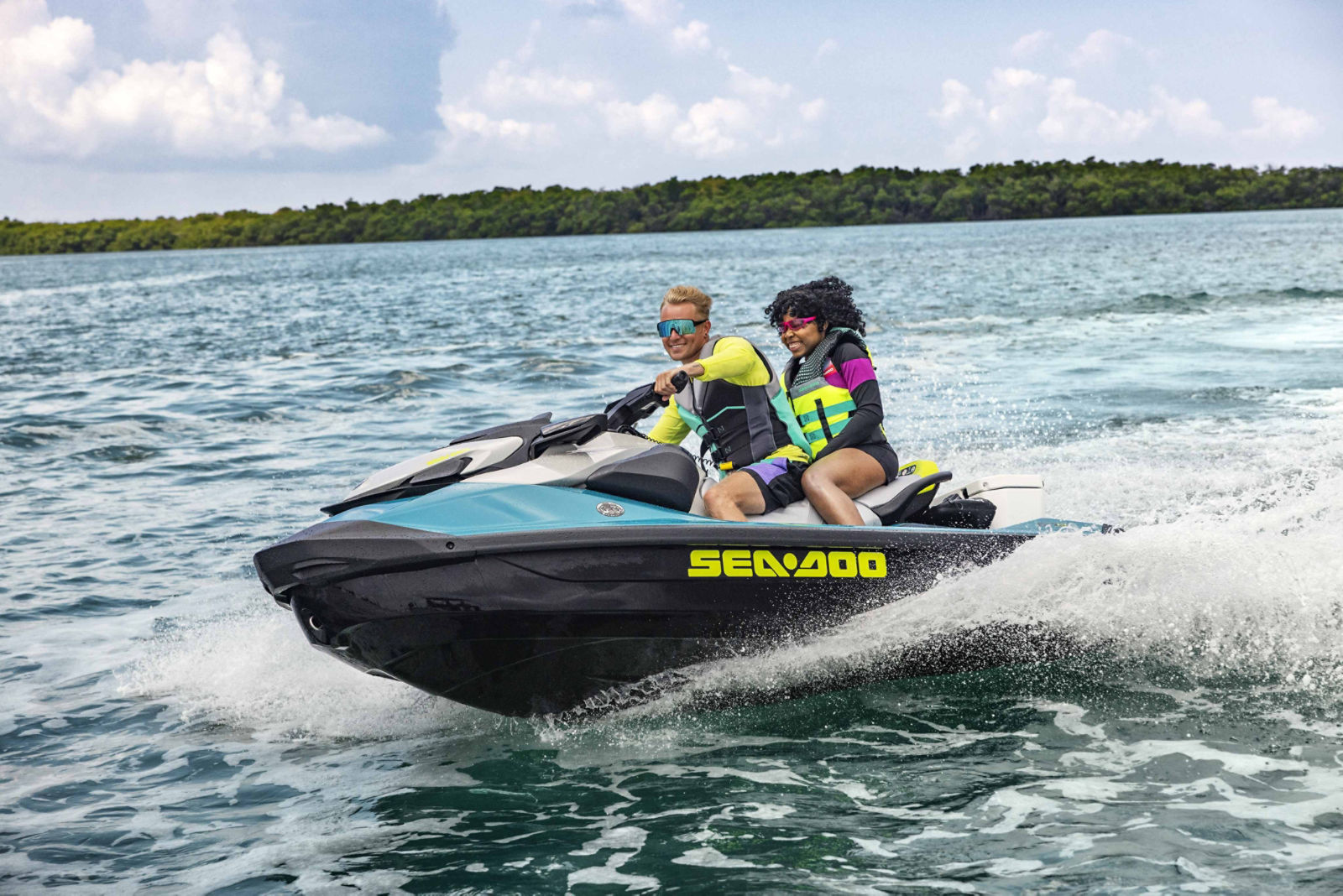 Couple au guidon d'un Sea-Doo GTI