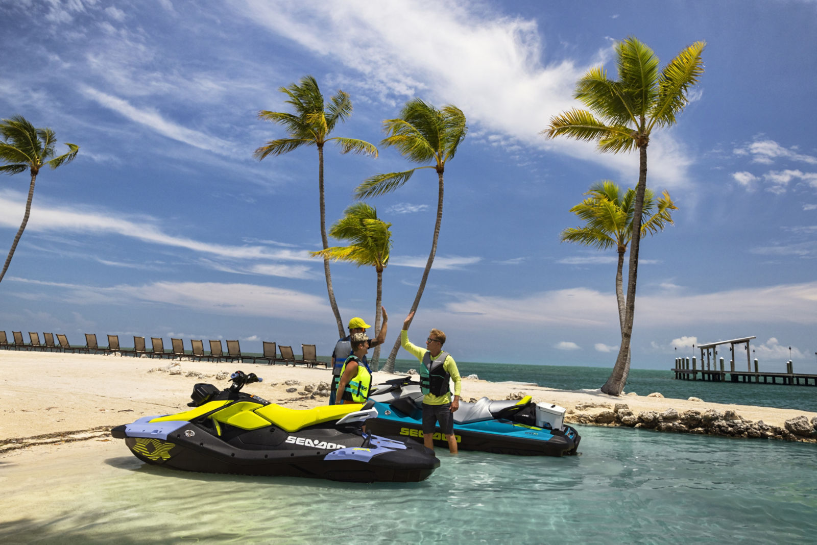 Amigos disfrutando de la playa con la gama de motos acuáticas Sea-Doo Spark 2024