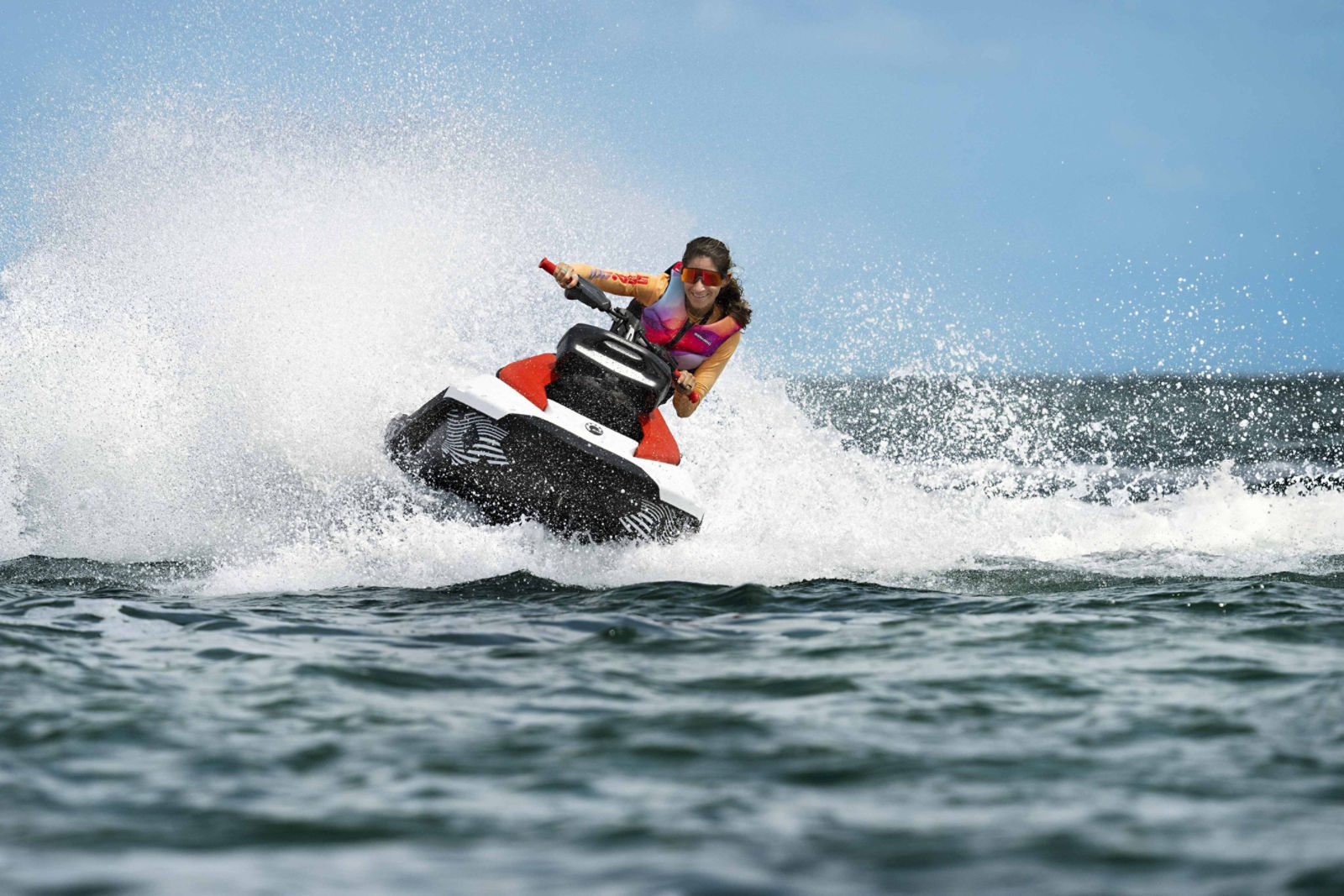 Mujer conduciendo una moto acuática personal Sea-Doo Spark Trixx