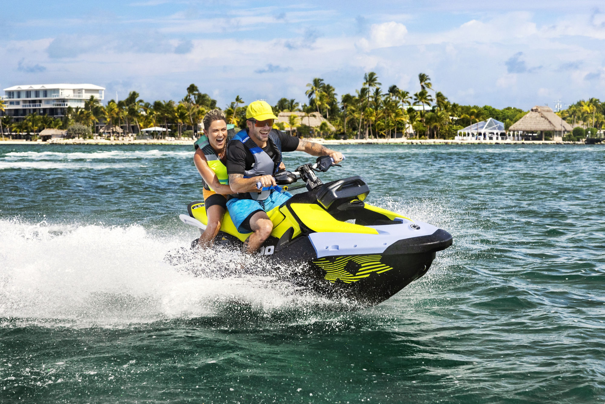 一对情侣正在享受 Sea-Doo 火花 90 摩托艇骑行的乐趣