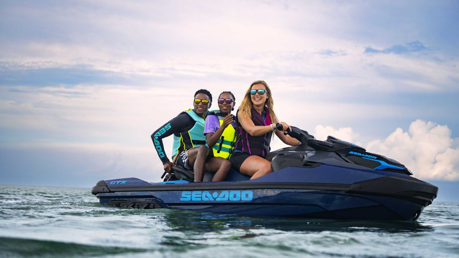 Un homme et une femme à bord d’un Sea-Doo 2025