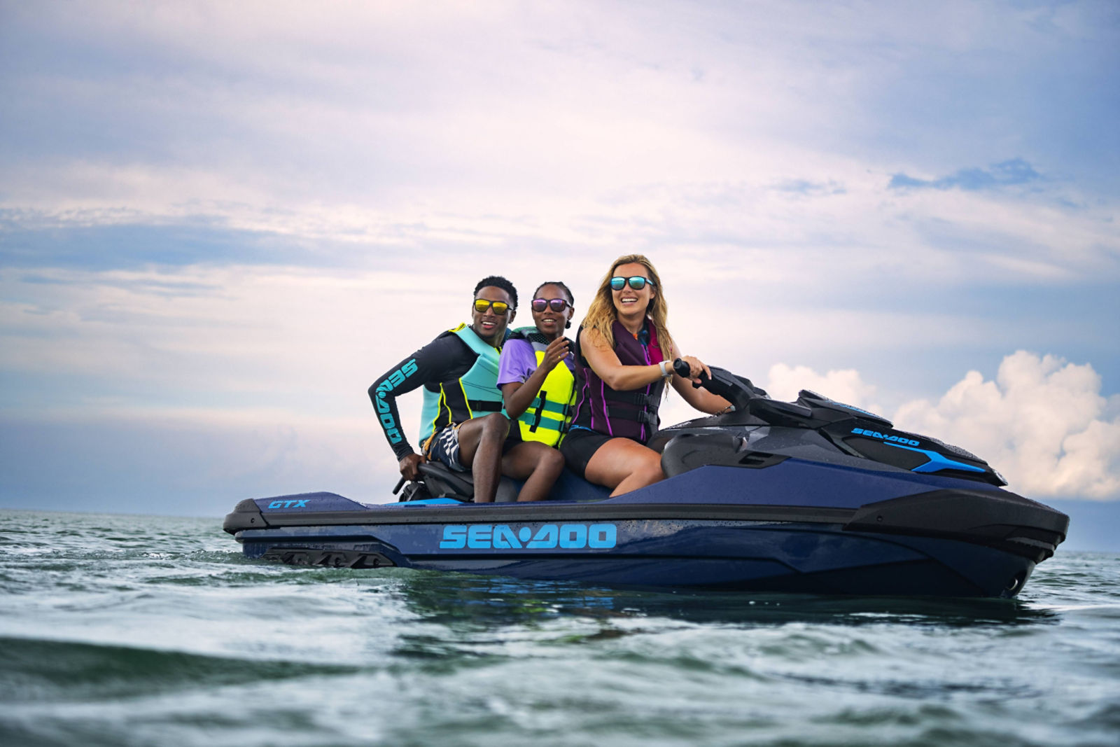 Sea-Doo GTXに乗る3人の友人