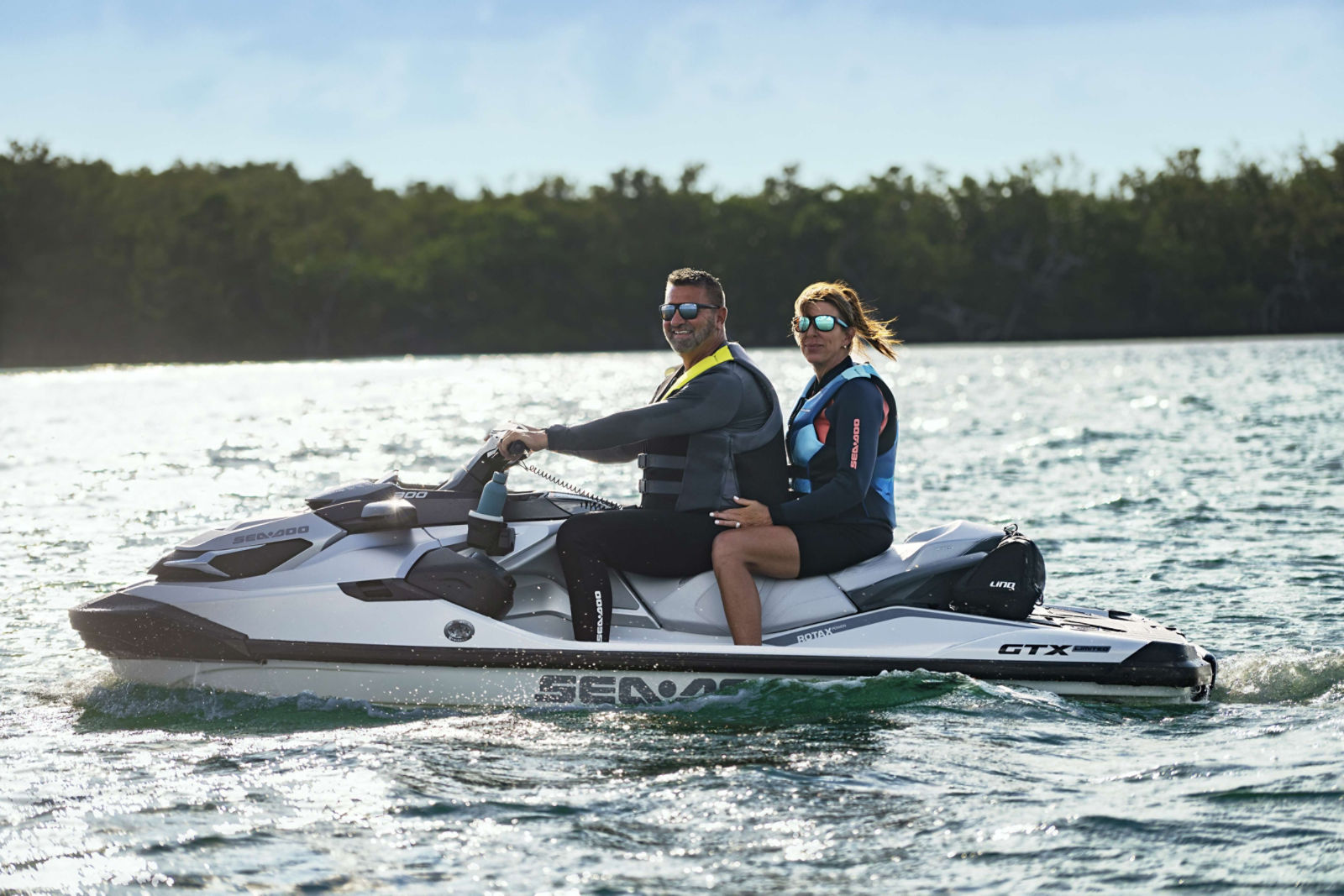 Mann und Frau sitzen auf einem Sea-Doo GTX Limited Wasserscooter
