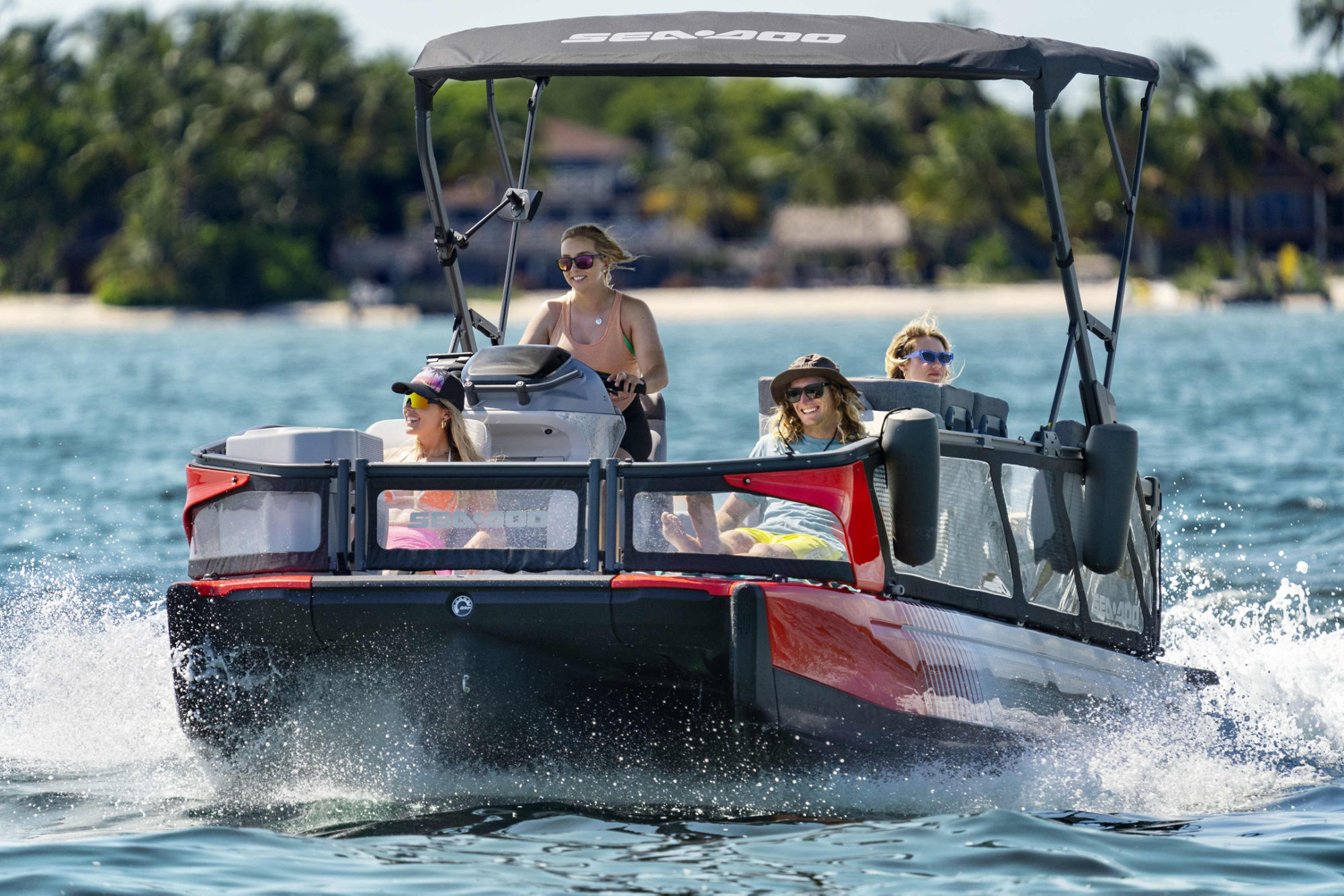 Um grupo de amigos desfrutando de um passeio em um barco pontoon Sea-Doo Switch 2024.