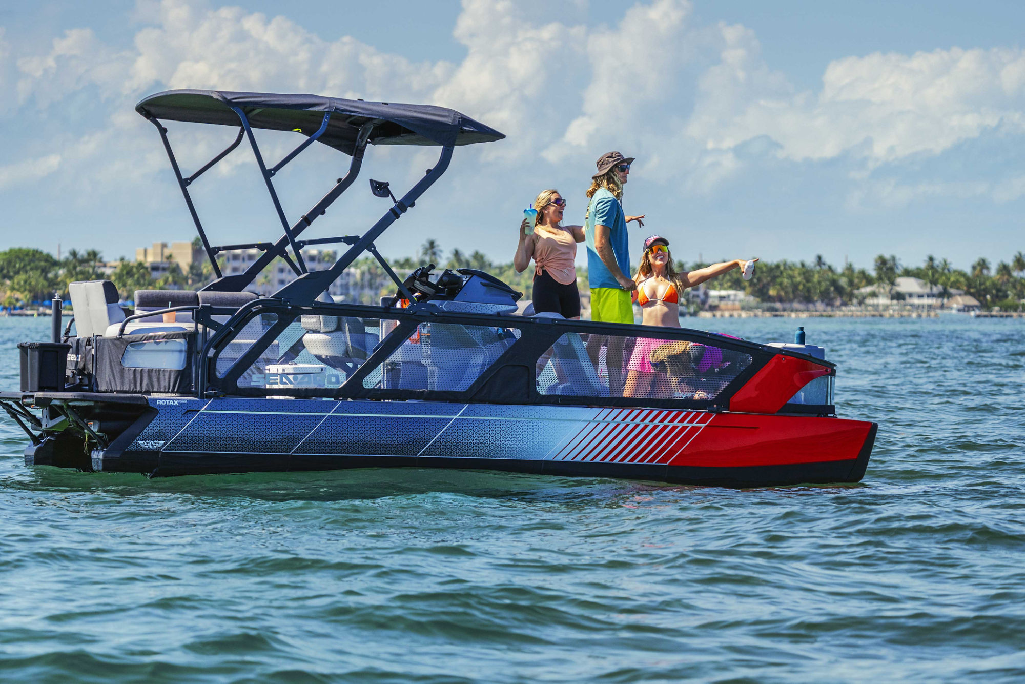 Groupe d'amis prenant une photo dans un miroir Sea-Doo Switch