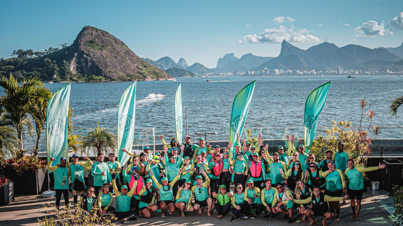 Un groupe de motomarineurs s'amusant lors d'un événement organisé par le club social Sea-Doo.