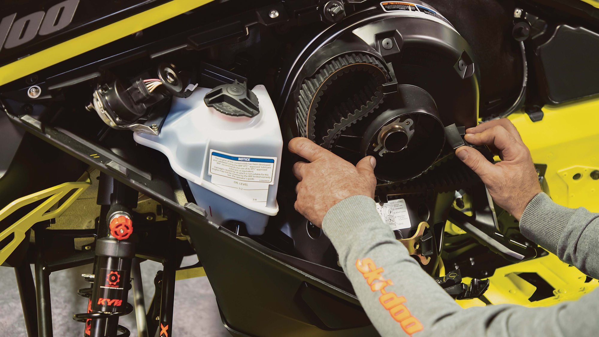 Ski-Doo-omistaja säätämässä jakohihnaa Ski-Doo Rotax -moottorissa
