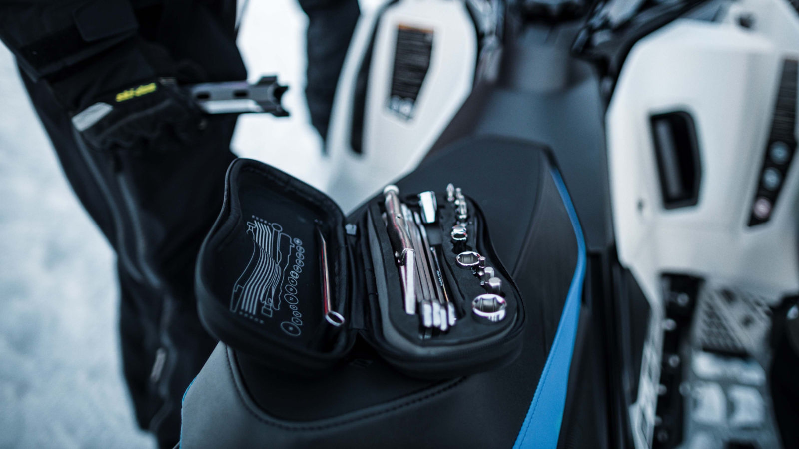 Ski-Dooスノーモービルとツールキット