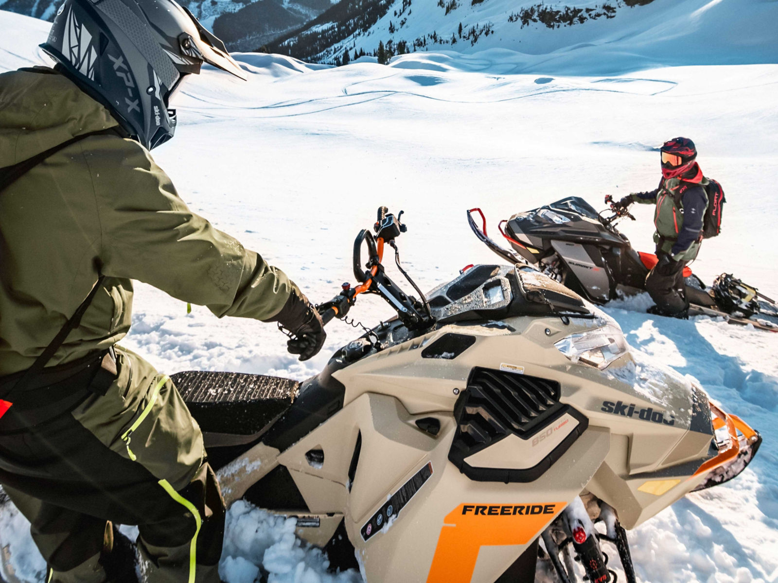 2 riders talking on their Ski-Doo Freeride