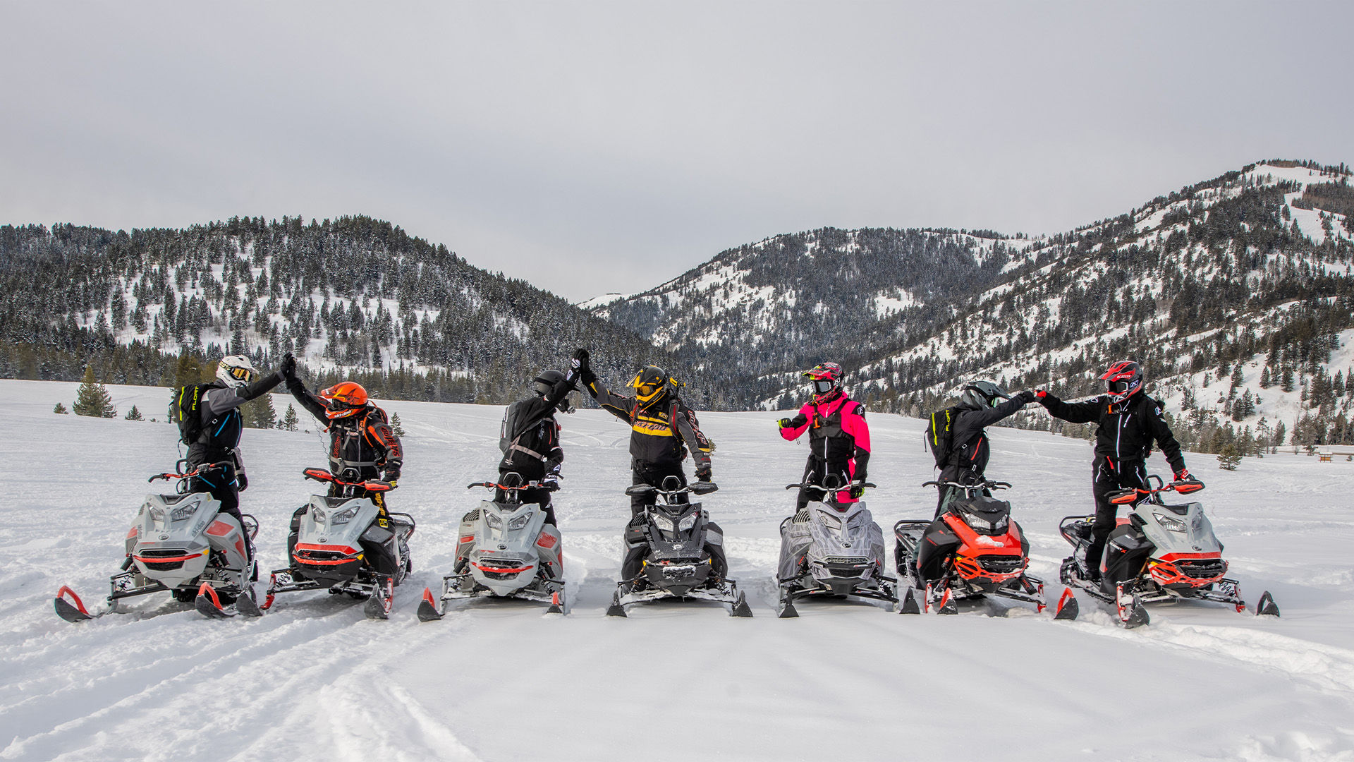 Groupe d'amis sur leur Ski-Doo lors d'une aventure Expériences BRP