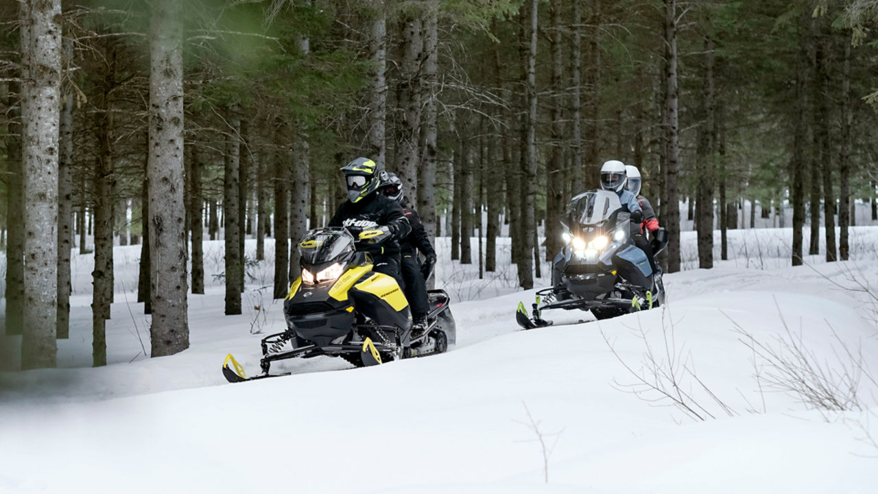 Des motards échangeant des mots sur leur Ski-Doo