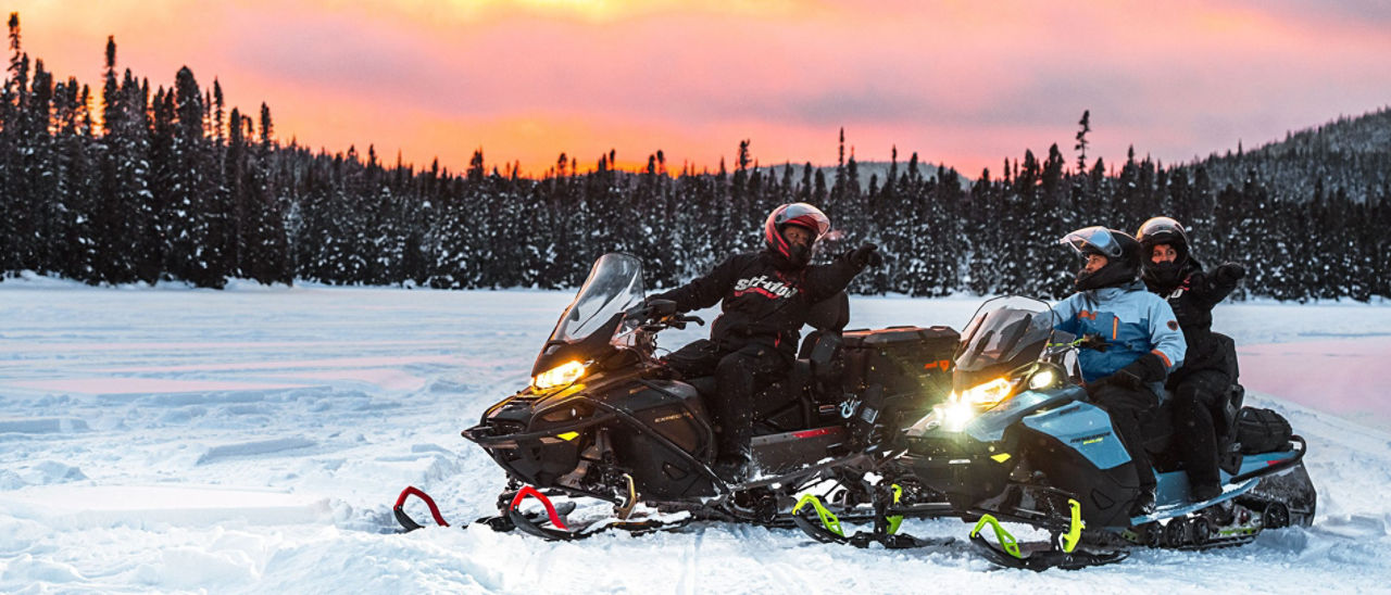 Des motards échangeant des mots sur leur Ski-Doo