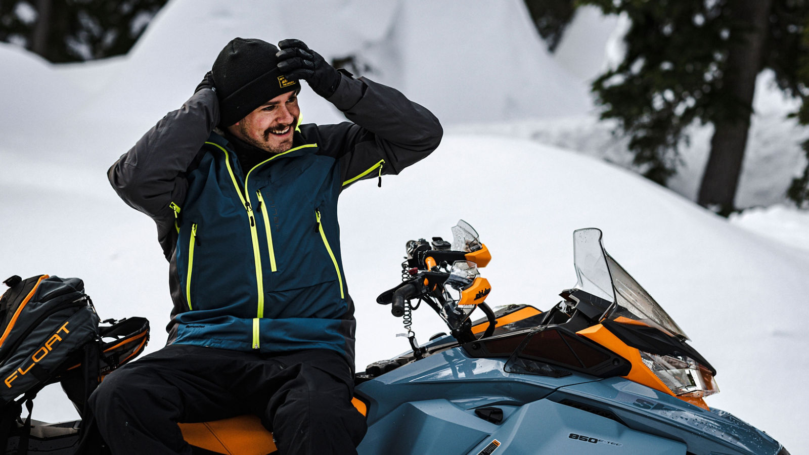 Homme portant une tuque assis sur sa motoneige Ski-Doo Backcountry