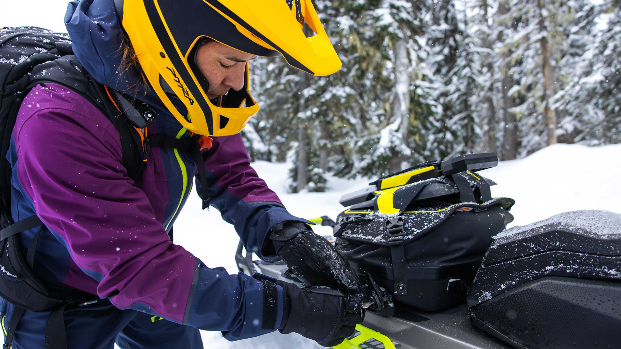 ディープスノーでアクセサリーを装着したSki-Doo Summitに乗っている女性