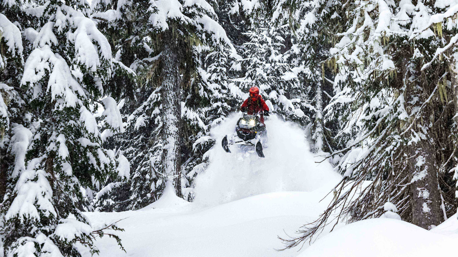 Homme faisant un saut avec un Ski-Doo Freeride
