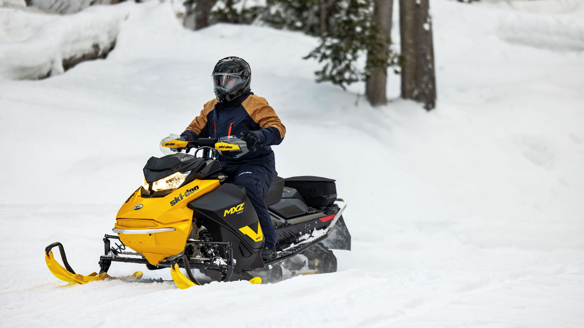 Conducteur sur une motoneige MXZ Neo de taille moyenne