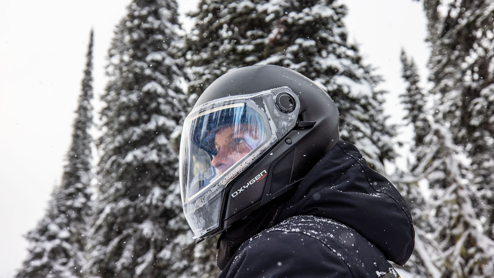 Homme portant le nouveau casque Oxygen Carbon