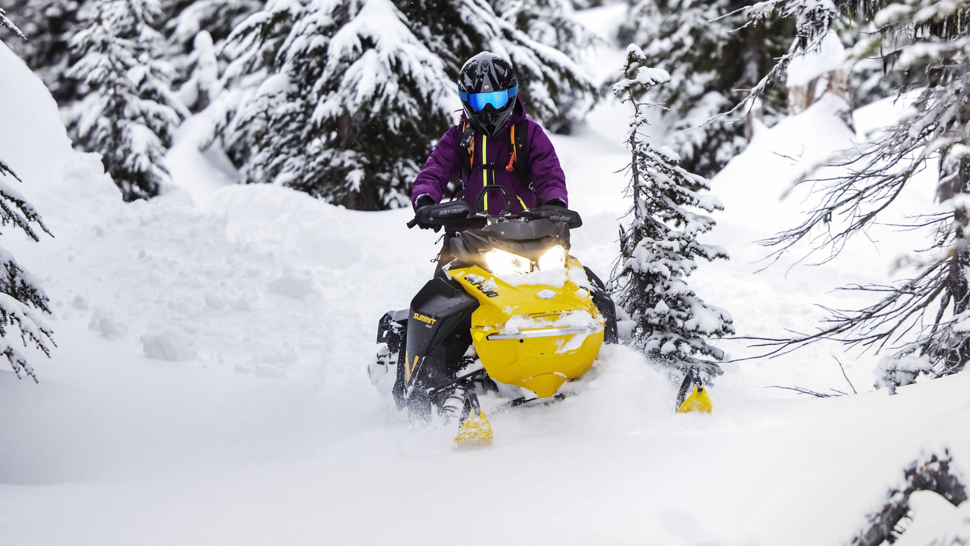 2023 Ski-Doo Summit Neo rider i skogen
