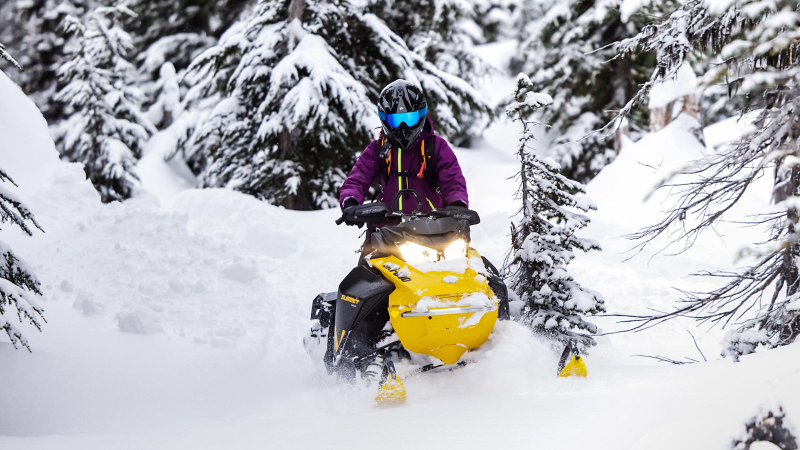 Ski-Doo Summit Neo+に乗っている女性