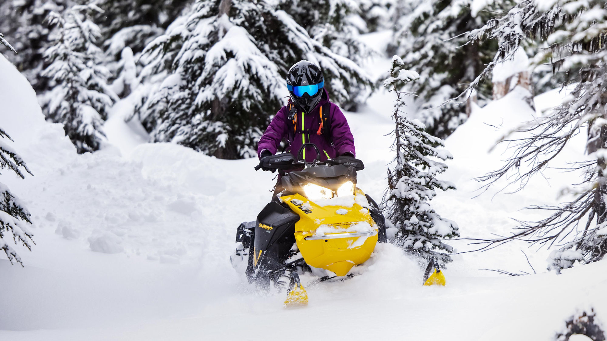 Femme sur le Ski-Doo Summit Neo+