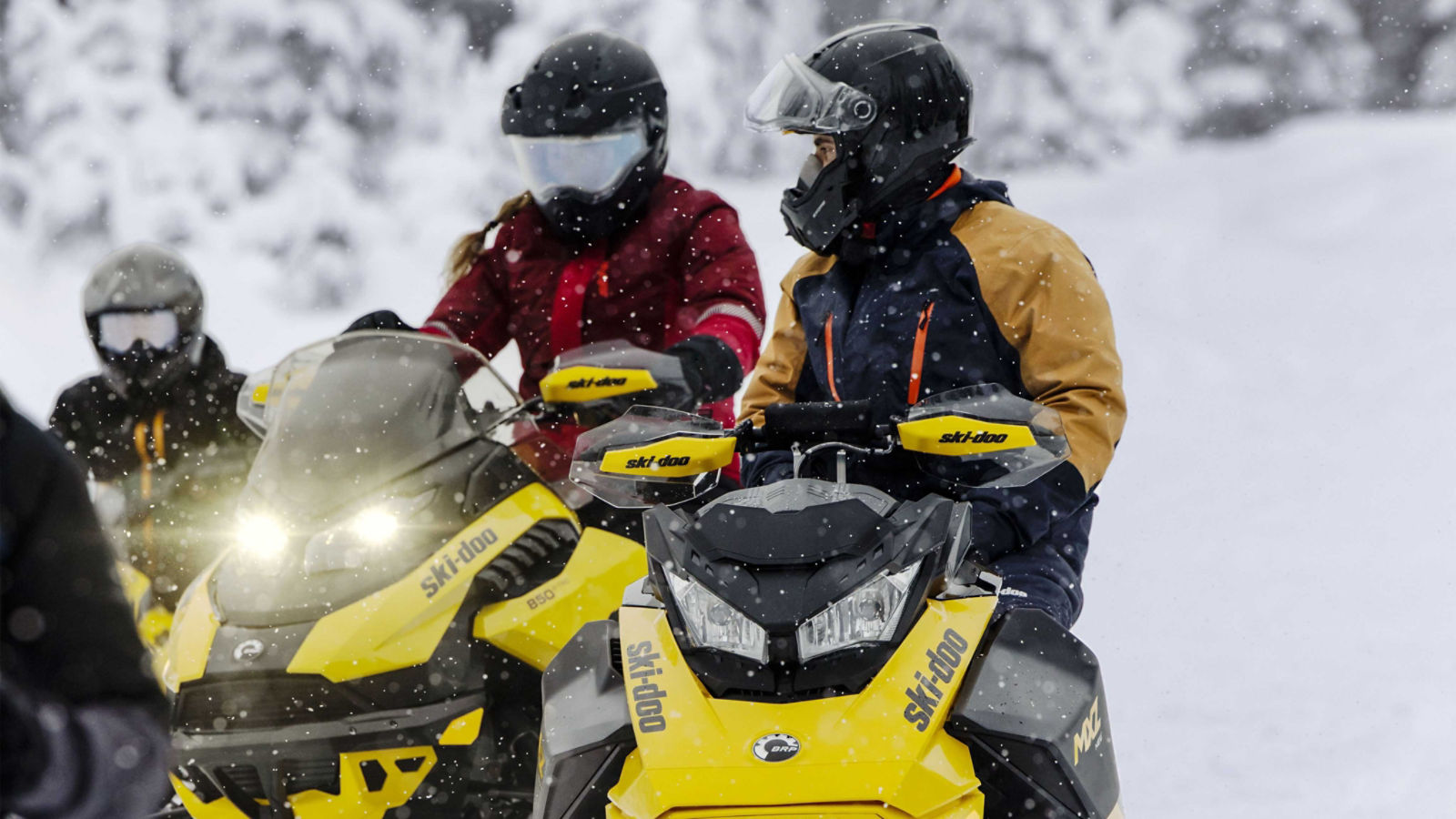 Famille avec des motoneiges Ski-Doo MXZ
