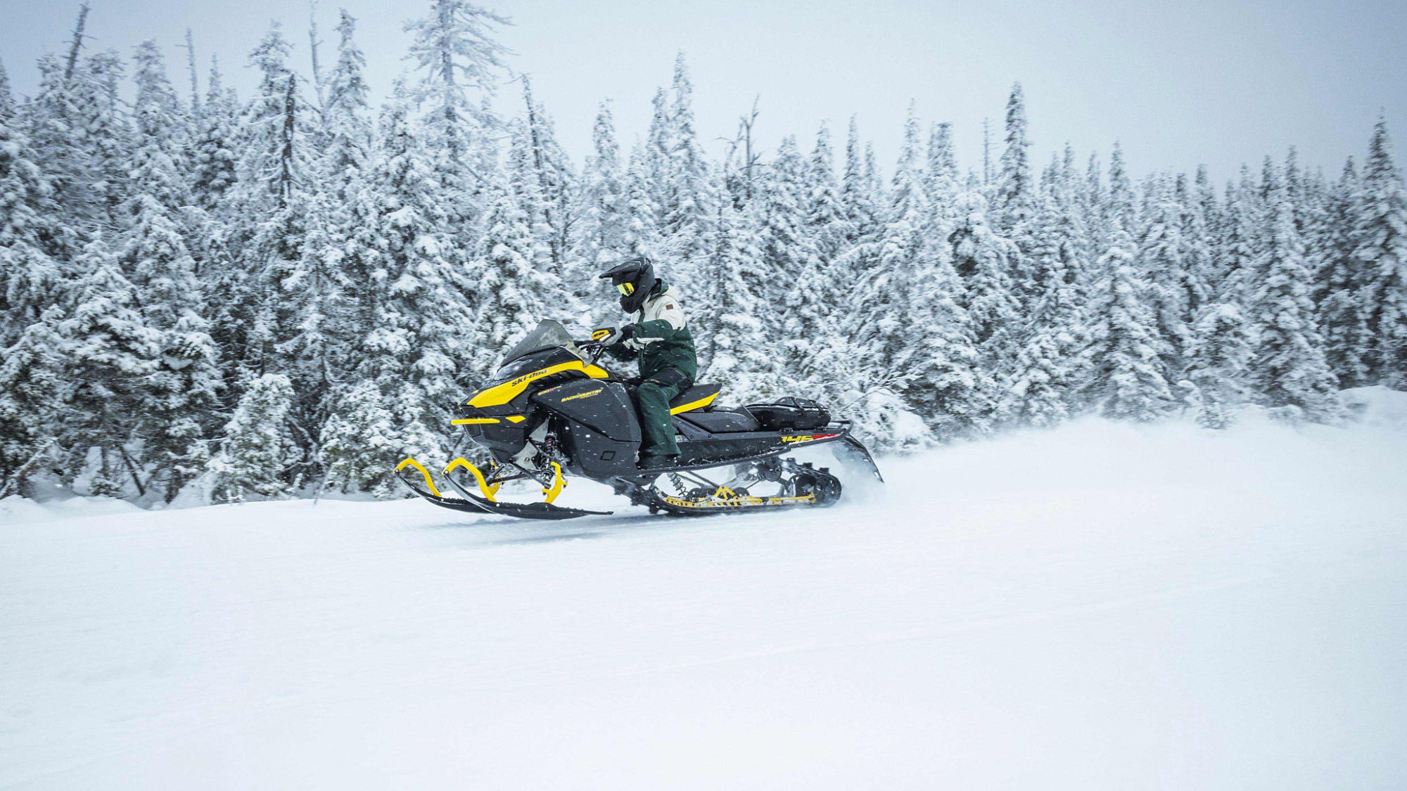 Femme sur un Ski-Doo Backcountry Adrenaline en sentier