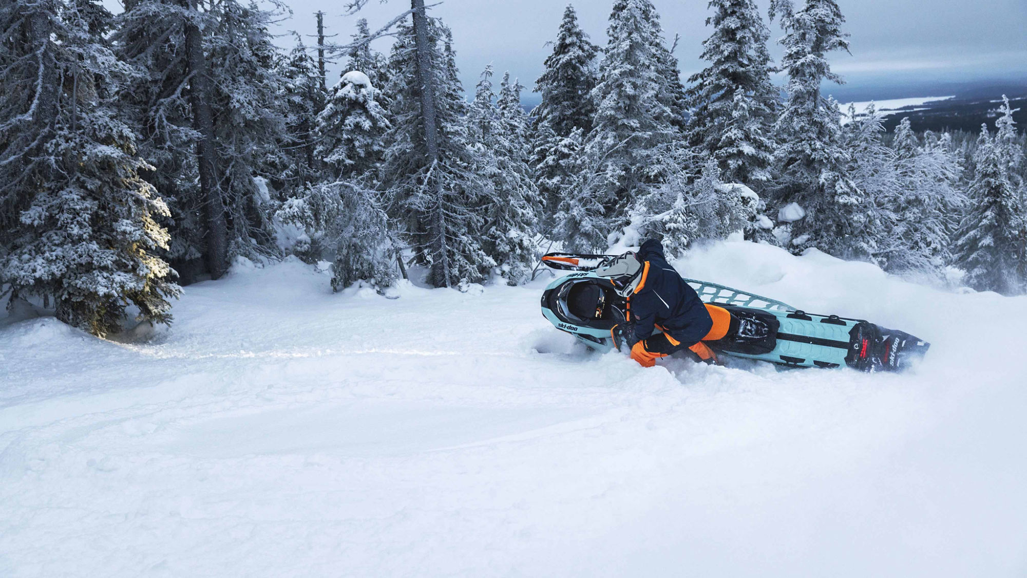 Backcountry X-RSでパウダースノーの中を駆ける男性