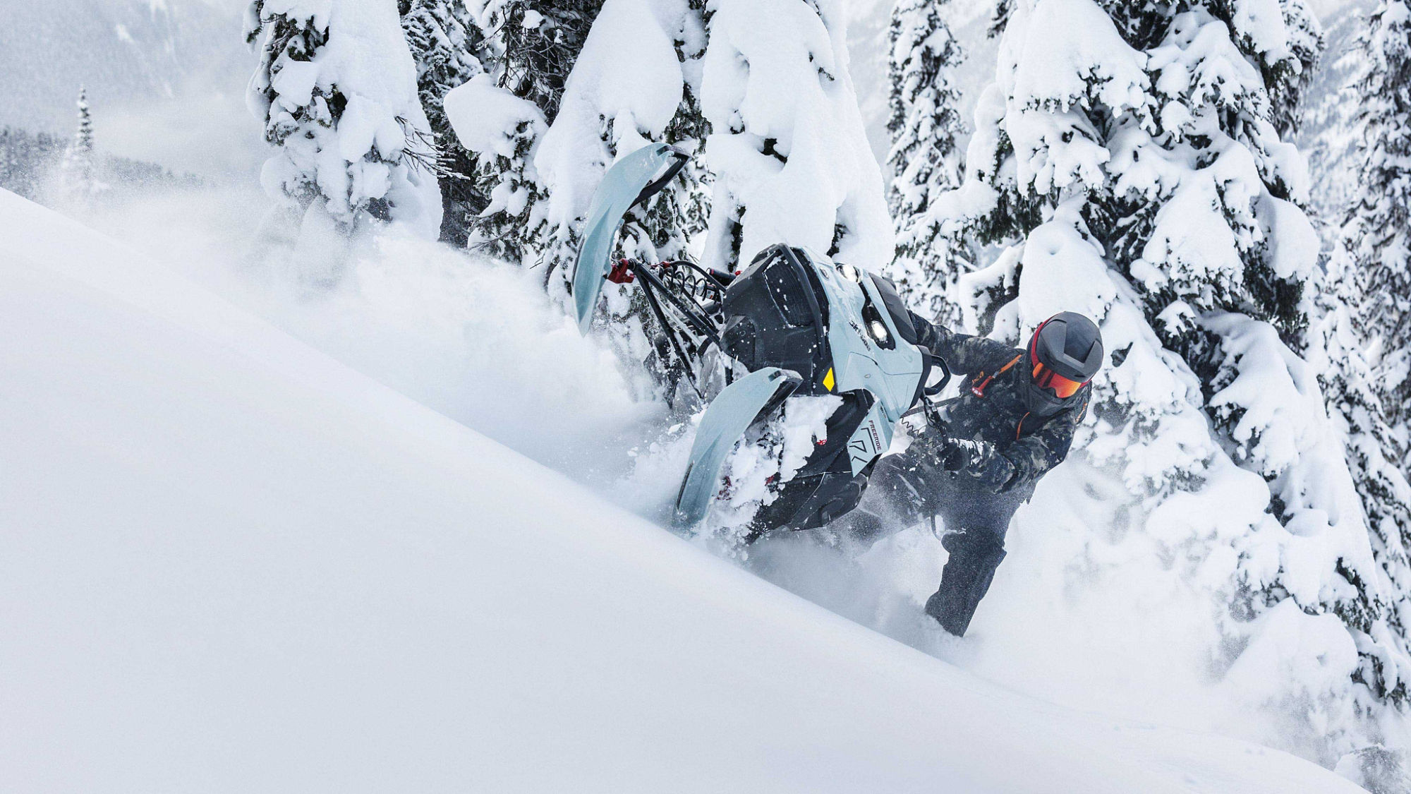 Homme sur une motoneige Ski-Doo Freeride dans la neige profonde