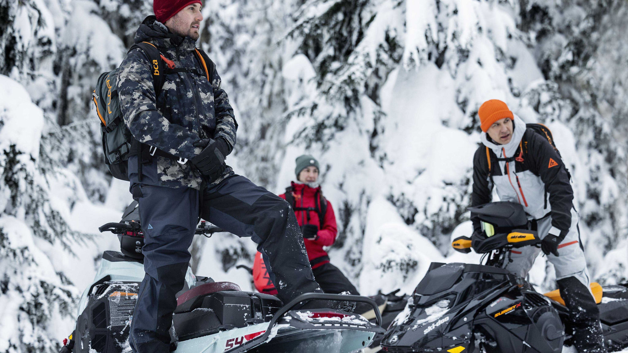 Ambassadeurs Ski-Doo profitant du hors-piste