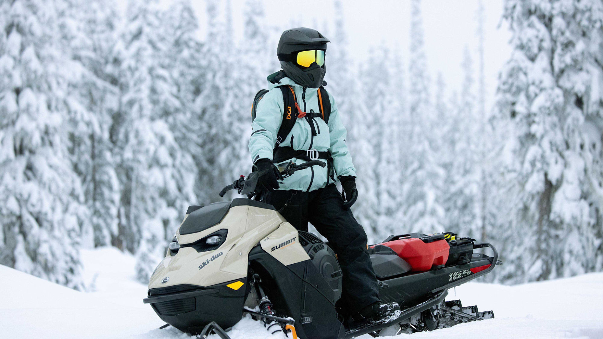 Motoneigiste sur un Ski-Doo Summit 2024 avec accessoires