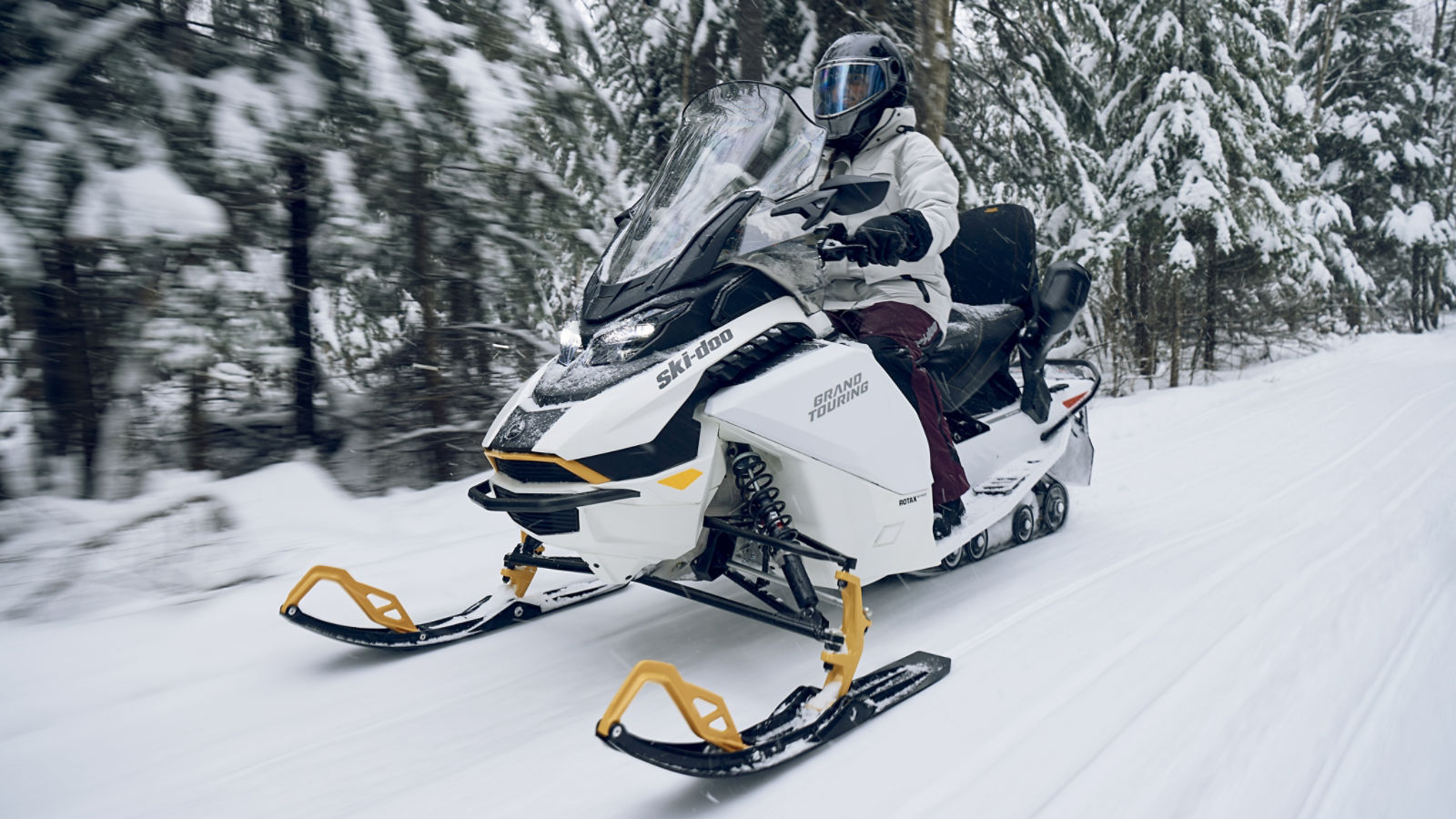 Femme sur le nouveau Ski-Doo Grand Touring Electric 2024