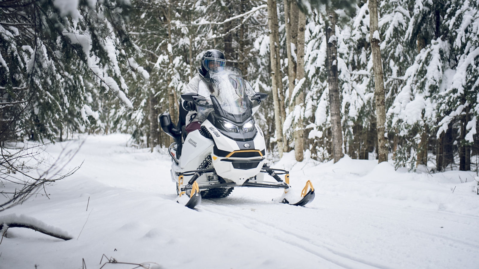 Femme sur le Ski-Doo Grand Touring Electric
