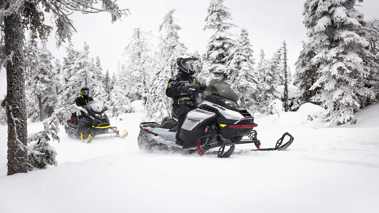 Ski-Doo レネゲードに乗った男性2人