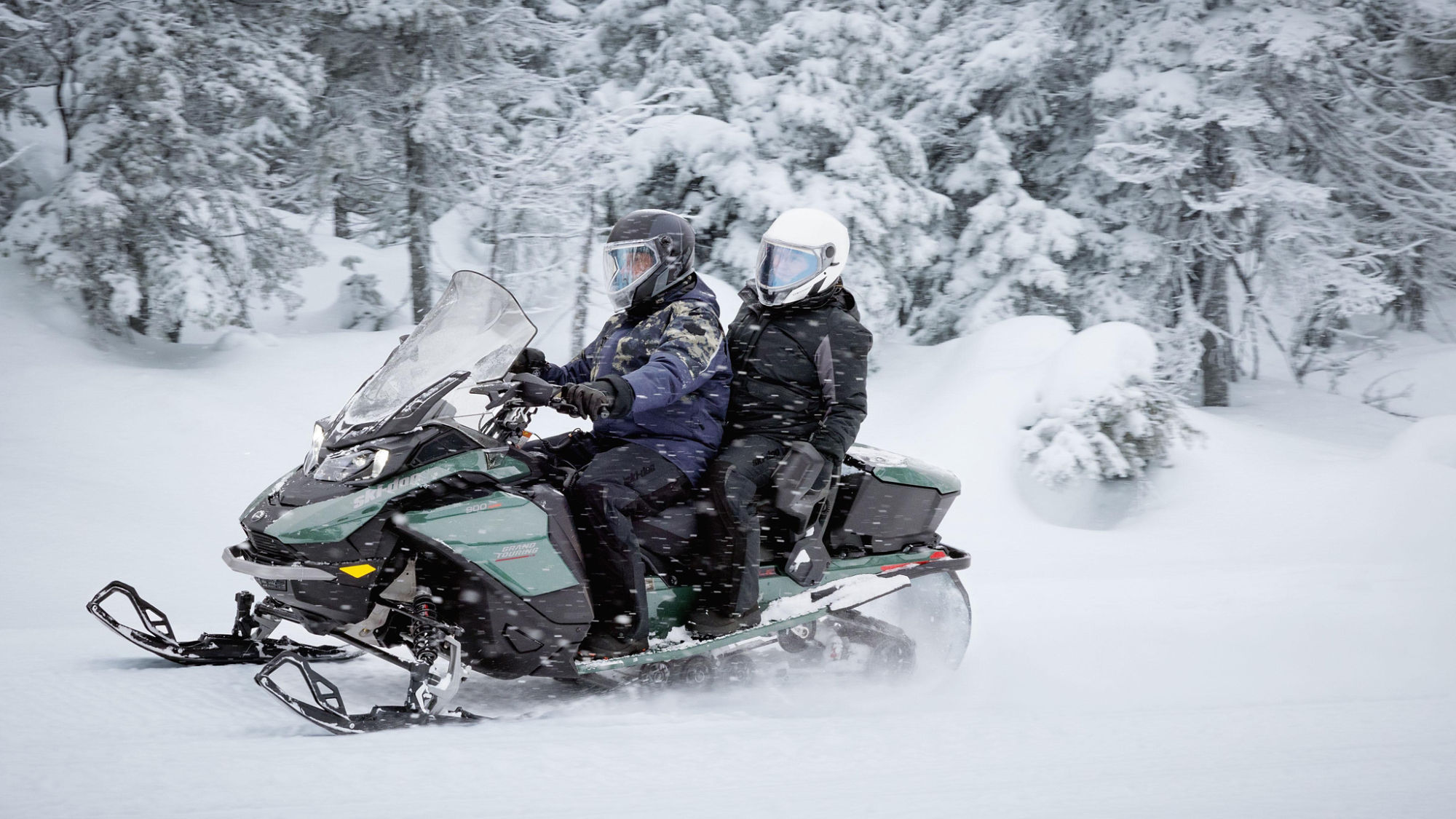 Couple profitant d'une randonnée à motoneige avec le Ski-Doo Grand Touring 2024