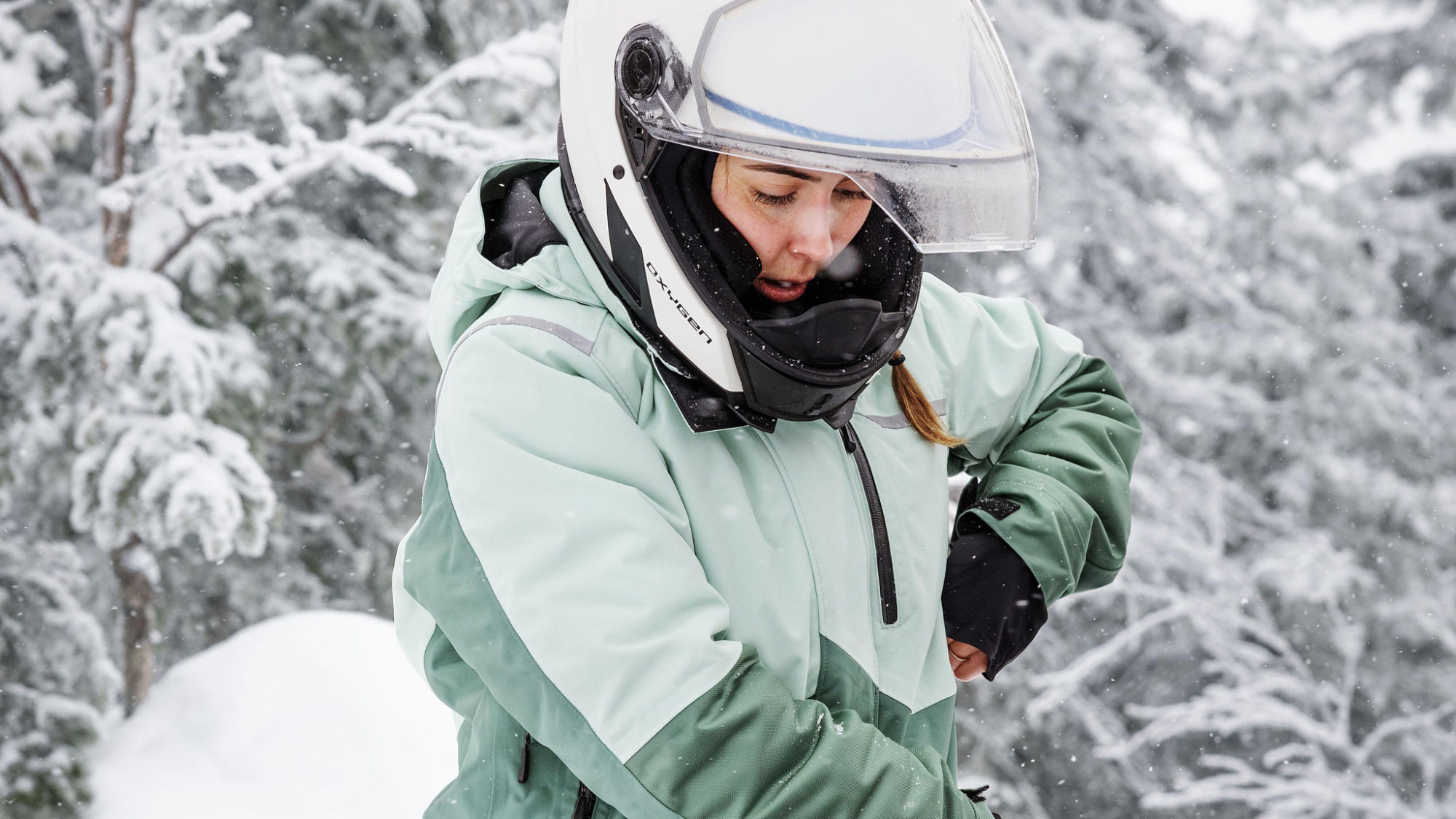 Femme portant une veste Ski-Doo Exodus