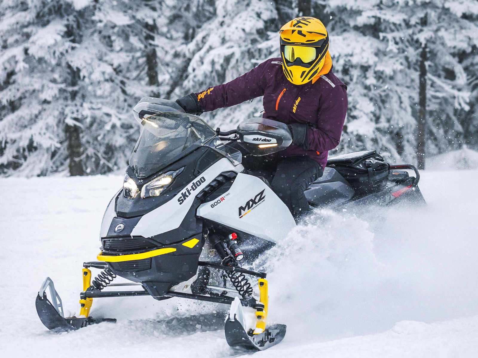 Ski-Doo MXZ Adrenalineブリザードパッケージに乗っている女性