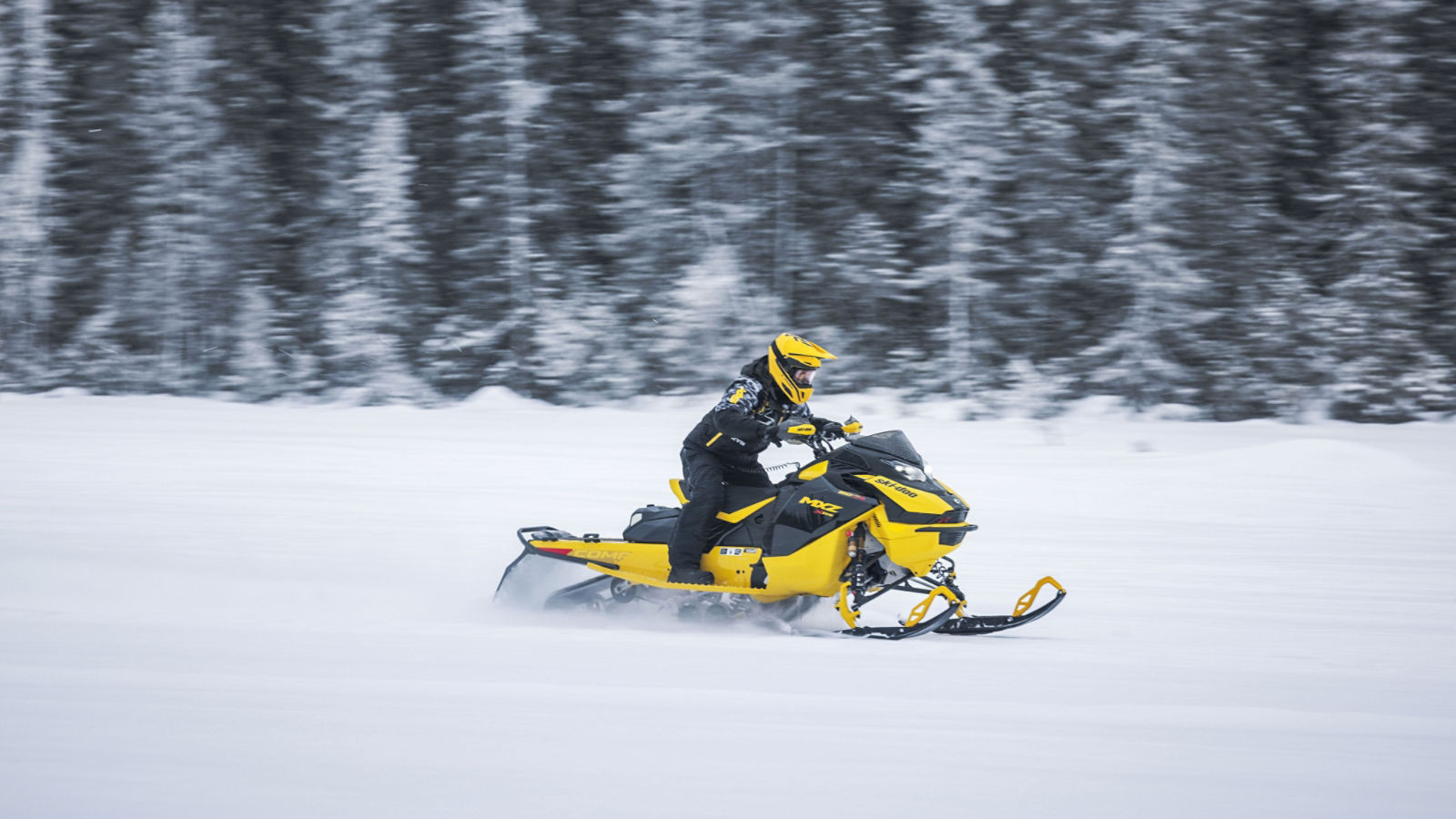Ski-Doo MXZ X-RSコンペティションパッケージに乗っている女性