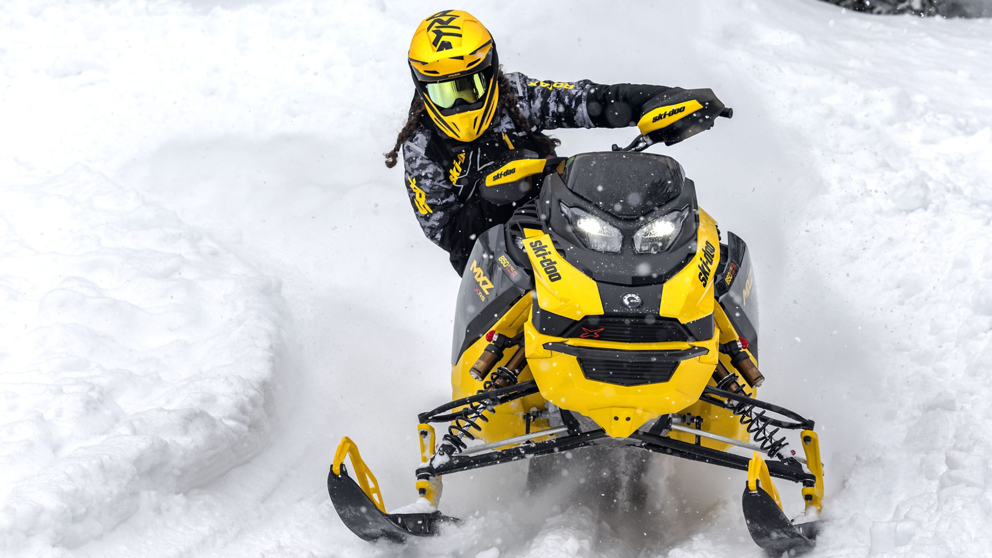 Woman making an agressive turn with the Ski-Doo MXZ X-RS with competition package