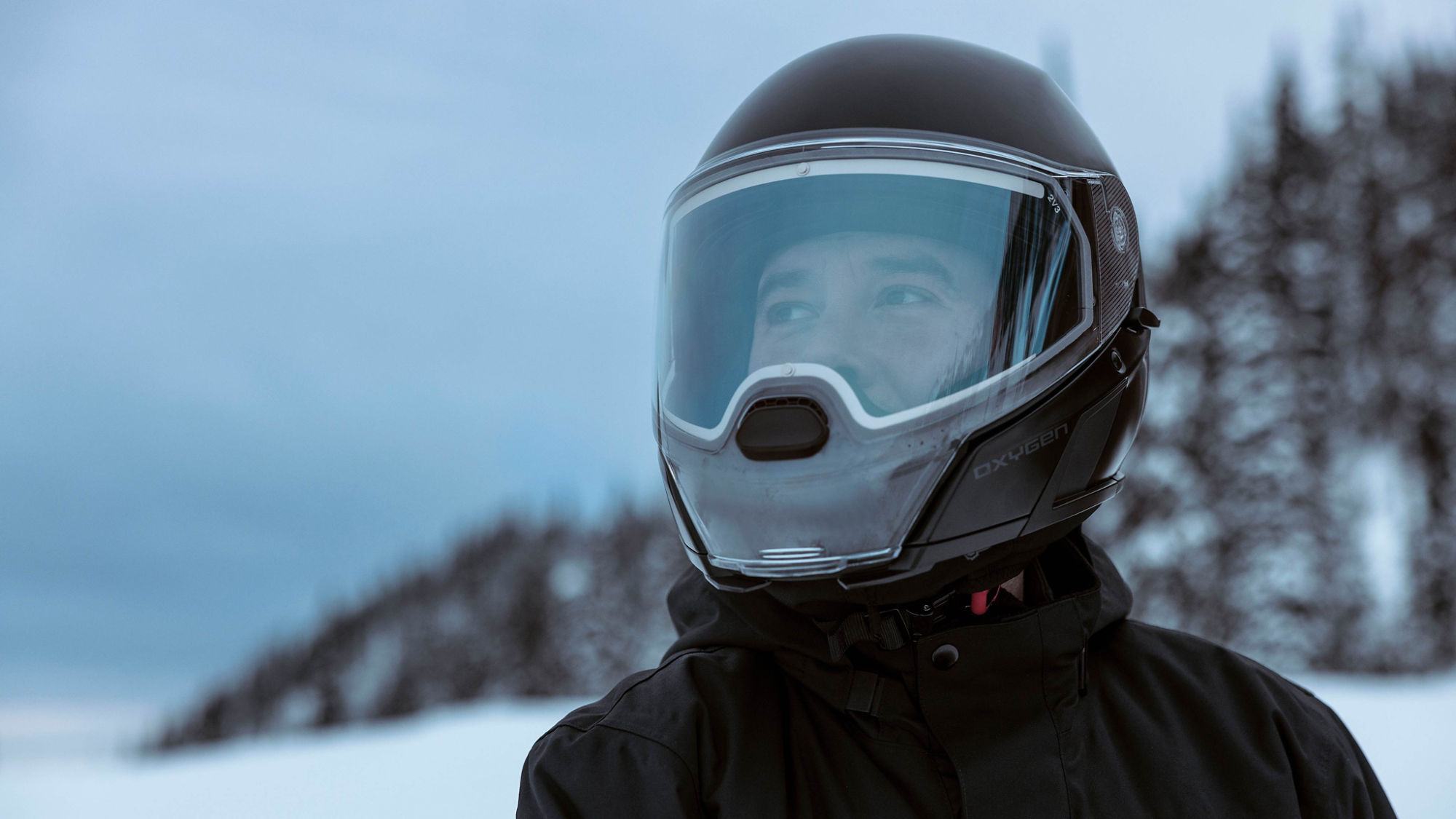 Motoneigiste qui porte un casque Oxygen