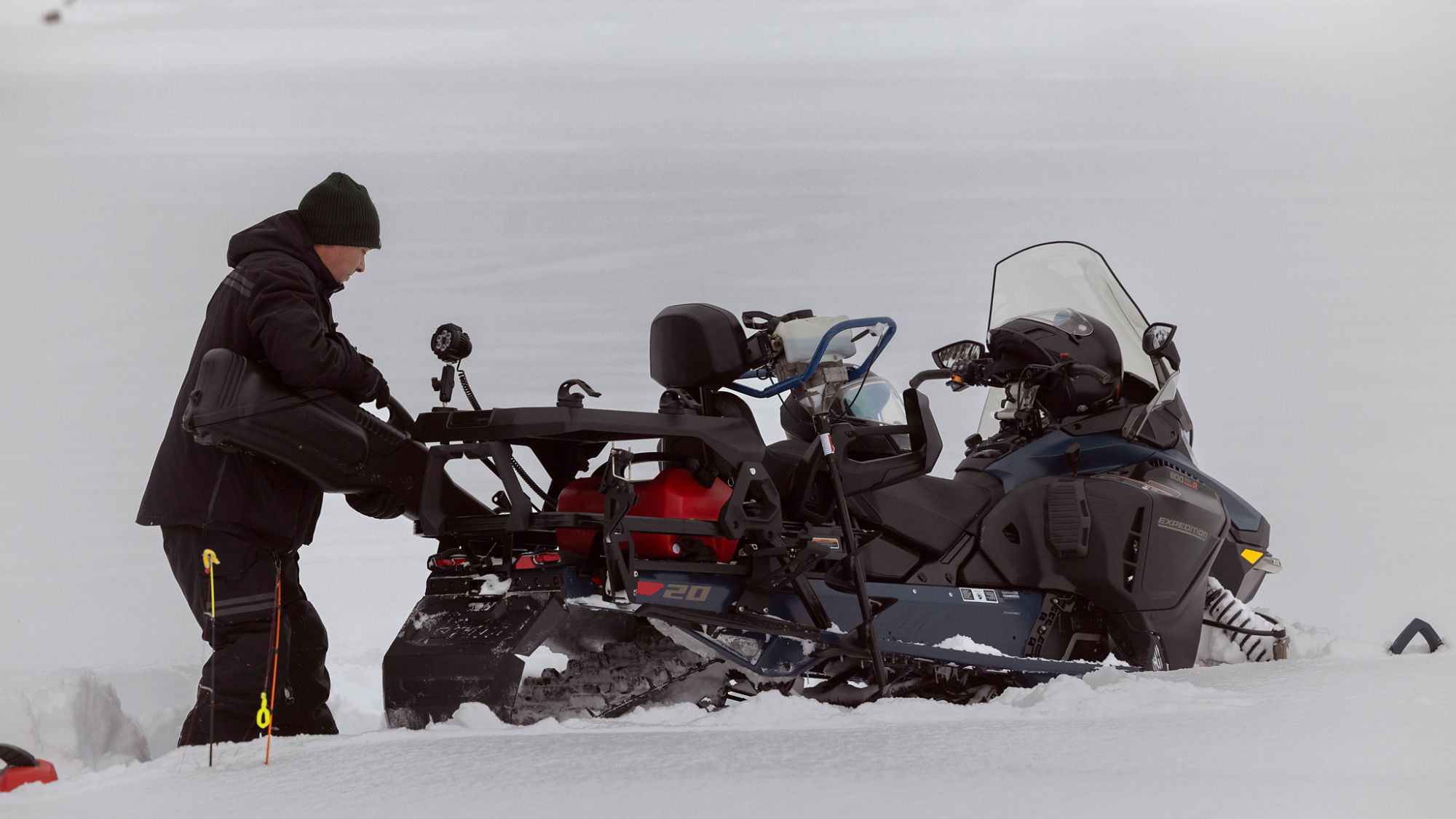 Homme qui charge son Ski-Doo Expedition 2025 entièrement équipé