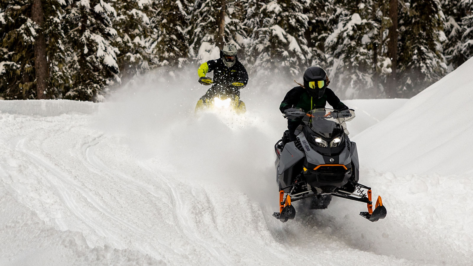 Ski-doo hopper over en snøbump