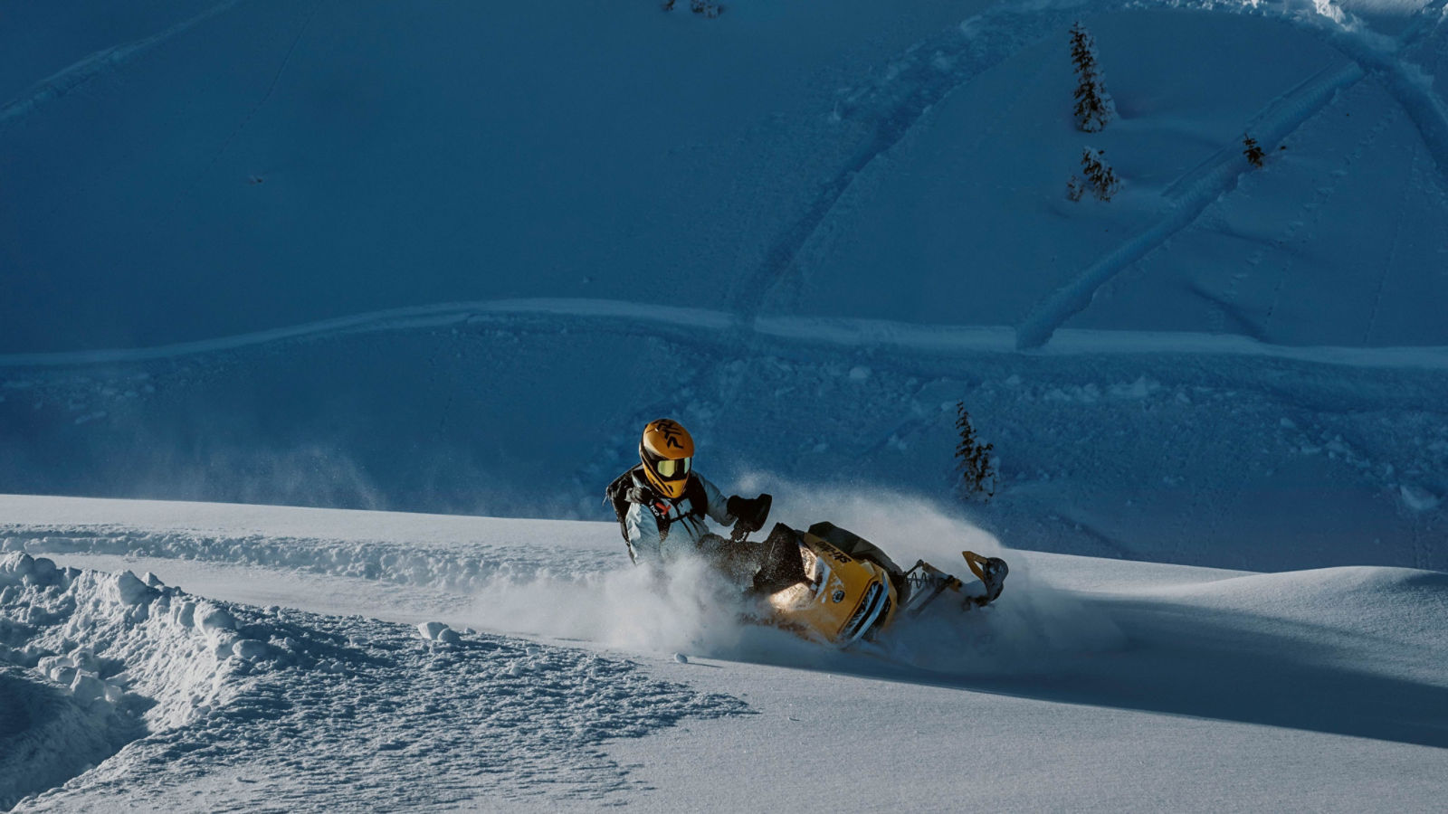 2026年モデルのSki-Doo Summit NEOが雪のトレイルを走っている。