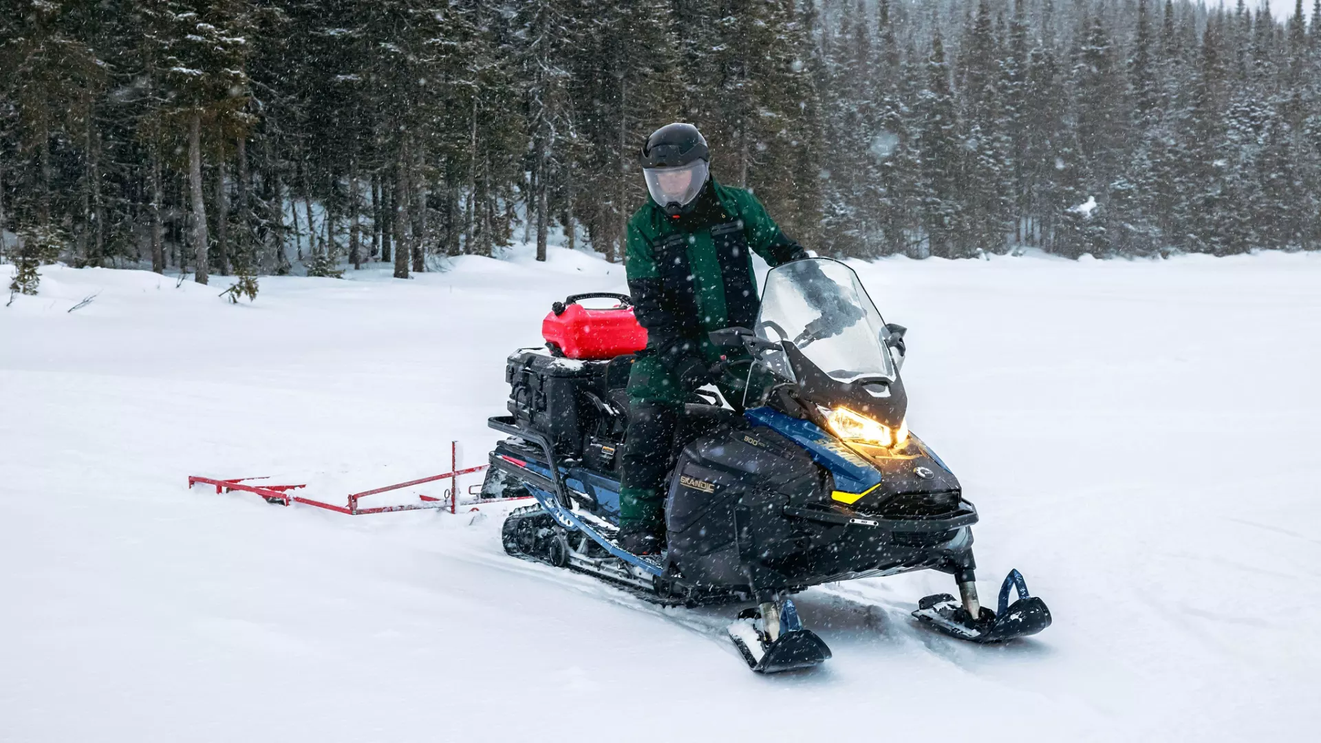 Ski-Doo na zaśnieżonym szlaku
