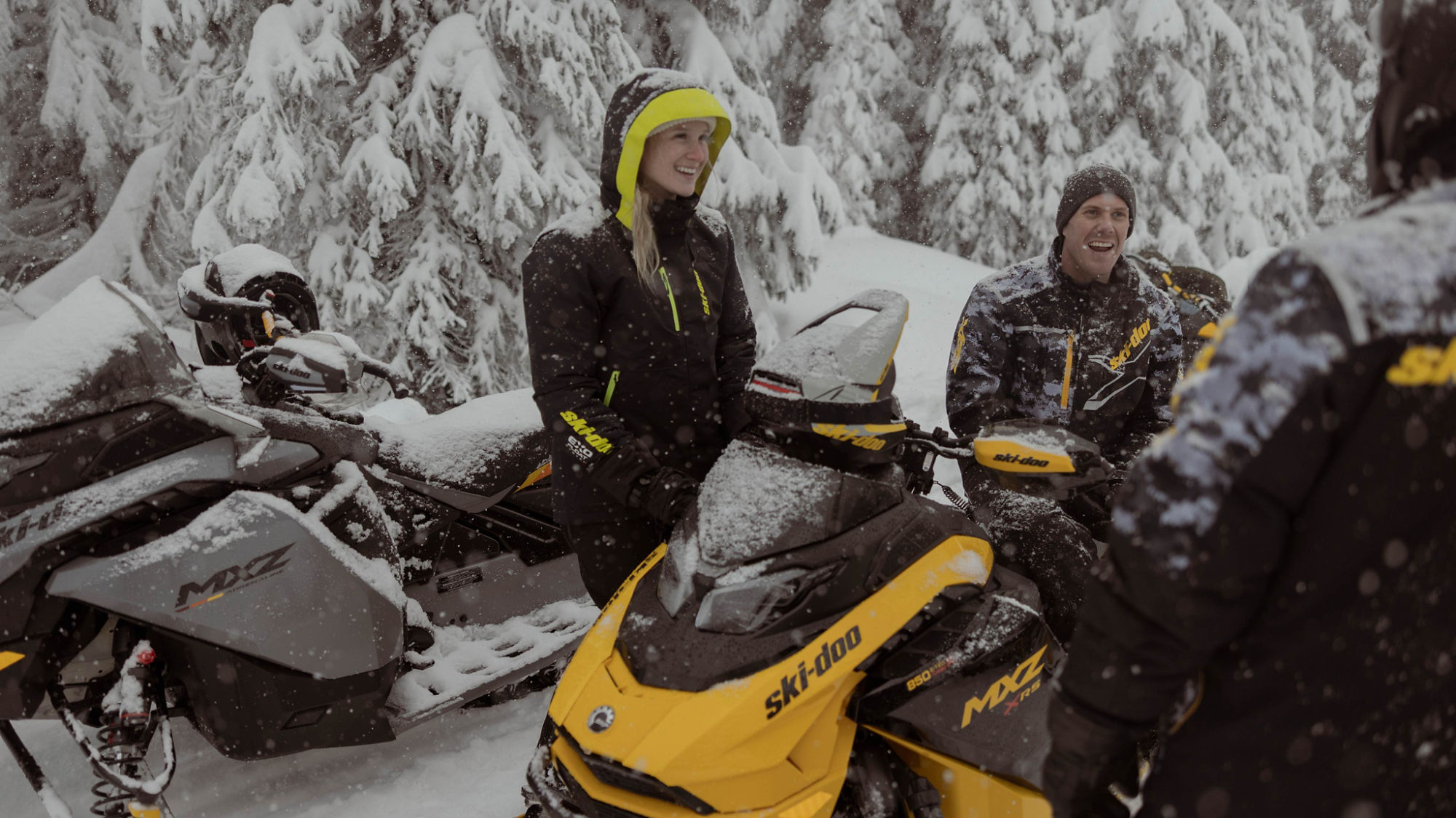 Deux personnes en randonnée sur un Ski-Doo de Sentier 2025